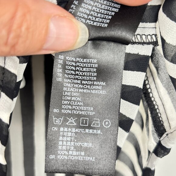 H&M‎ Sleeveless Button-Down Blouse Women’s Size 10 Black White Vertical Stripe - Picture 9 of 13